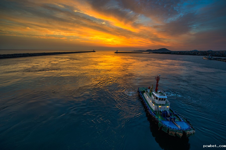第三名：霞光映海港