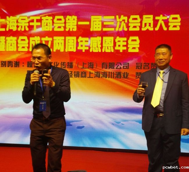 商会会长朱天忠（左）致祝酒词，商会主席齐奉生登台祝酒_副本
